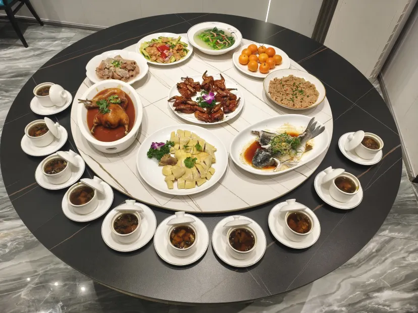 馳名紅燒乳鴿(保證每人半隻)+金牌醬香鴨宴