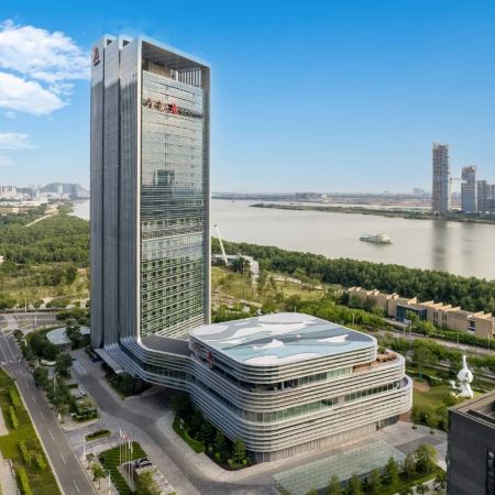 《保證出發+頭等艙直航船來回》國際品牌~廣州南沙金茂萬豪酒店+中山永安新城皇冠假日酒店(約700呎一房一廳行政大床套房)專享酒店包廂享用由名廚主理【新派粵菜融合料理珍饈雅宴】廣州中山美食純玩3天團