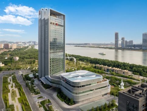 《保證出發+頭等艙直航船來回》國際品牌~廣州南沙金茂萬豪酒店+中山永安新城皇冠假日酒店(約700呎一房一廳行政大床套房)專享酒店包廂享用由名廚主理【新派粵菜融合料理珍饈雅宴】廣州中山美食純玩3天團