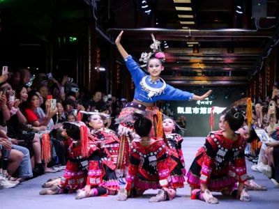 非遺貴州~貴陽、烏江寨、黃果樹5天純玩高鐵團 烏江寨(無人機表演、篝火晚會、非遺獨竹漂)、中國及亞洲第一大瀑布~黃果樹大瀑布、西江千戶苗寨、村T表演秀、貴陽地標甲秀樓夜景 非遺貴州~貴陽、烏江寨、黃果樹5天純玩高鐵團 烏江寨(無人機表演、篝火晚會、非遺獨竹漂)、中國及亞洲第一大瀑布~黃果樹大瀑布、西江千戶苗寨、村T表演秀、貴陽地標甲秀樓夜景