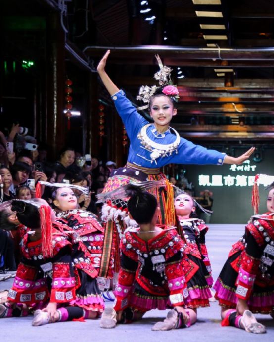 非遺貴州~貴陽、烏江寨、黃果樹5天純玩高鐵團 烏江寨(無人機表演、篝火晚會、非遺獨竹漂)、中國及亞洲第一大瀑布~黃果樹大瀑布、西江千戶苗寨、村T表演秀、貴陽地標甲秀樓夜景