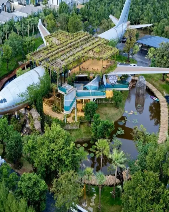 曼谷+芭堤雅 5天玩樂之旅  《打卡熱點》Mae Klong 火車鐵路市場、乘小船漫遊Damnoen Saduak水上市場、網紅打卡Cafe ~丹莎飛機