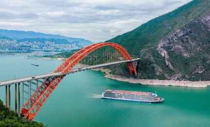 世紀遊輪~榮耀/凱歌/綠洲號(5-6樓臻選江景露台房) 長江三峽(下水)、三峽大壩、豐都鬼城、神女溪、升船機、武隆天生三橋、兩大實景表演《印象武隆》《烽煙三國》、洪崖洞、輕軌穿樓奇觀 8天純玩團