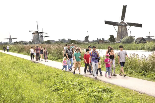 小孩堤防風車群