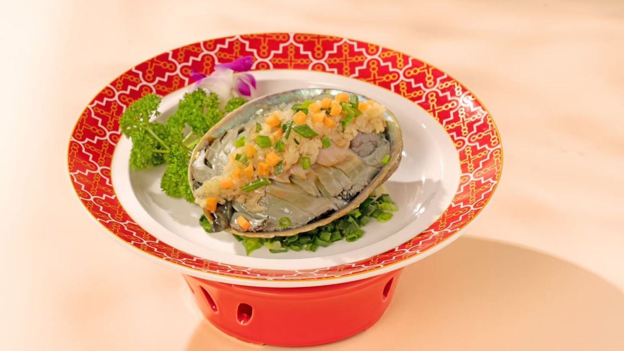 荷葉火瞳翅（每位1.5兩翅）+炭燒黑金鮑（足1.5斤）+脆皮發財金豬（每席1隻）