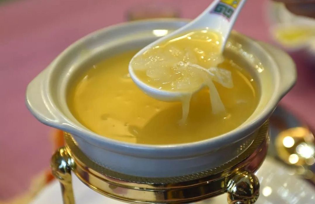 (位上)濃湯雞煲翅+石岐脆皮乳鴿(每位半隻)