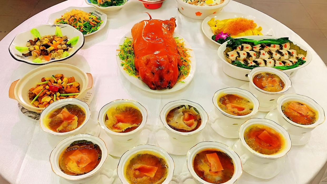 荷葉火瞳翅（每位1.5兩翅）+炭燒黑金鮑（足1.5斤）+脆皮發財金豬（每席1隻）