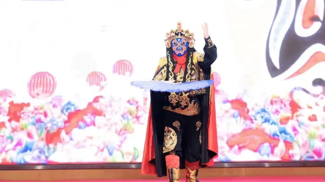 "譚輝智唱響迎新年晚會"