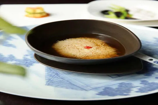 頤和公館特色菜:上湯炖菊花