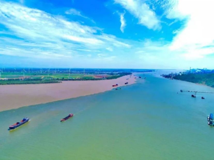 乘船漫遊鄱陽湖與長江交匯處