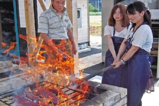 高知名物稻草火炙鰹魚