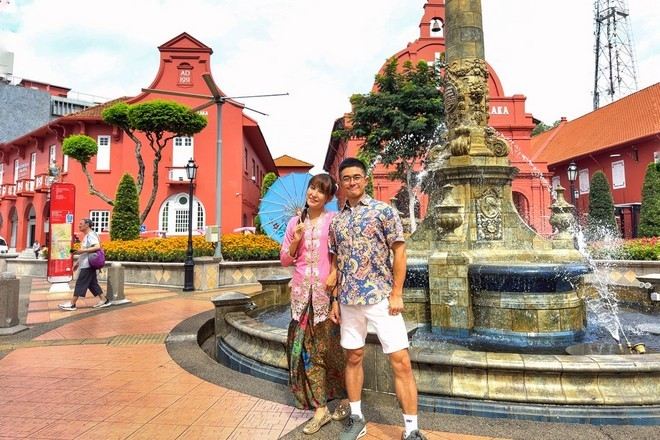 穿上小娘惹服裝漫遊古城