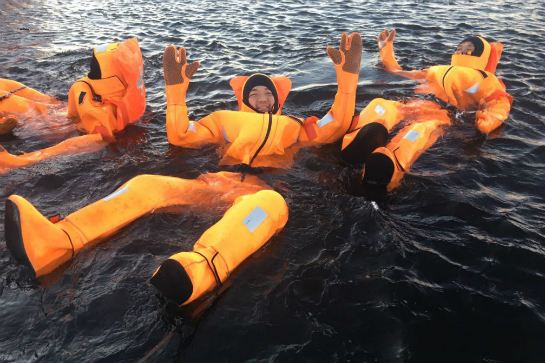 Polar_Explorer_冰海浮泳