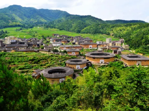 《閩粵風情．梅州+永定土樓+高鐵》連續2晚入住國際品牌~Howard Johnson梅州昌盛豪生大酒店 【土樓非遺金獎全牛火鍋宴】梅州永定純玩3天團