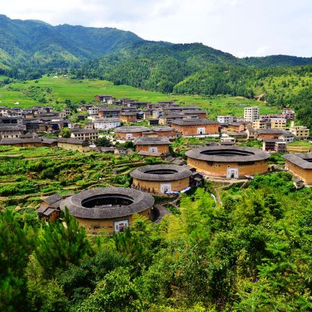 《魅力梅州+高鐵》揭開土樓神秘面紗 連續2晚保證入住梅州國際品牌昌盛豪生大酒店 古時嶺南四大古鎮之一「鬆口古鎮」國家5A級風景區「初溪土樓群」梅州高鐵美景純玩3天團 