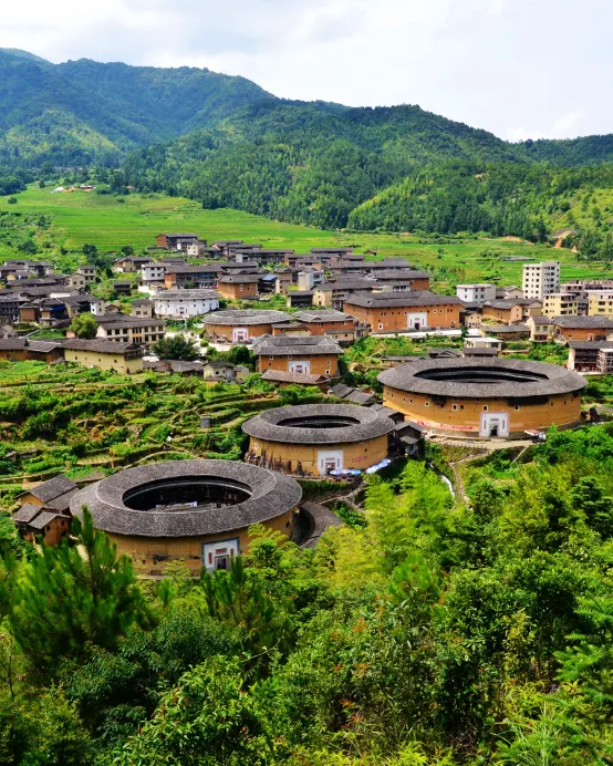 《閩粵風情.梅州+永定土樓+高鐵》連續2晚入住國際品牌~Howard Johnson梅州昌盛豪生大酒店 國家5A級旅遊景區「初溪土樓群」梅州永定純玩3天團