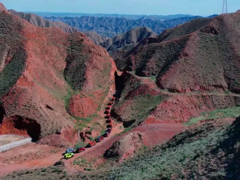 乘越野車赤谷穿越