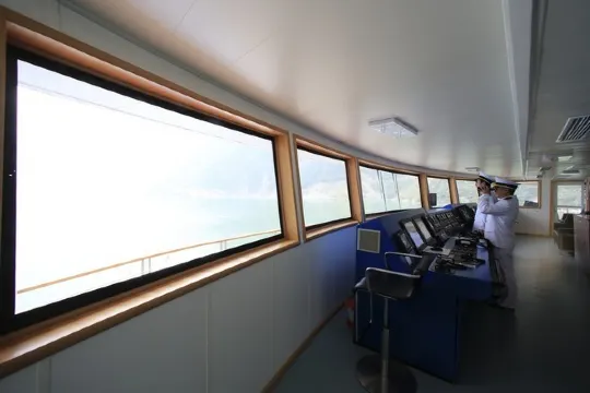 世紀神話號駕駛室