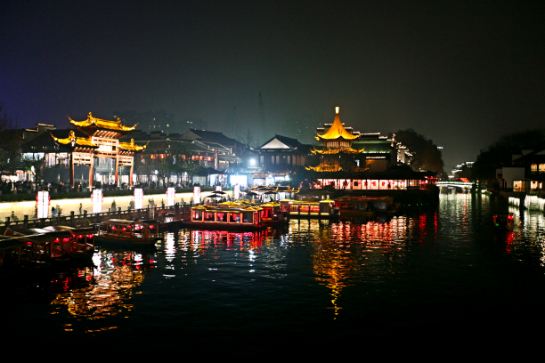 乘獨立畫舫夜遊秦淮河