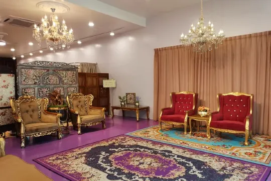 穿上小娘惹服裝漫游古城