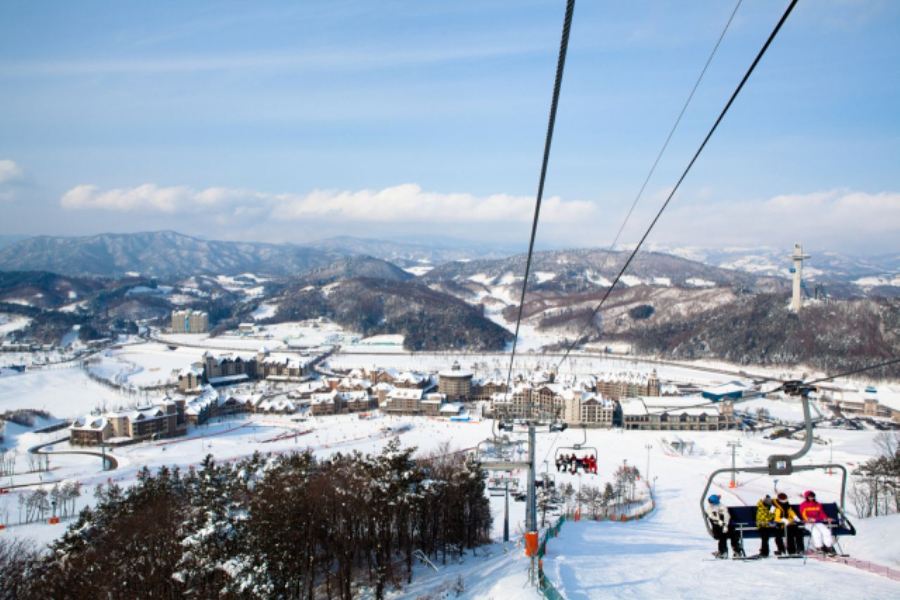 平昌+首爾5天冬日滑雪之旅【保證2晚Alpensia Resort Pyeong Chang +冬日滑雪體驗】大關嶺天空牧場 (觀賞巨型風車+羊咩餵食草乙份+拖拉機車體驗)、發旺山觀光纜車體驗