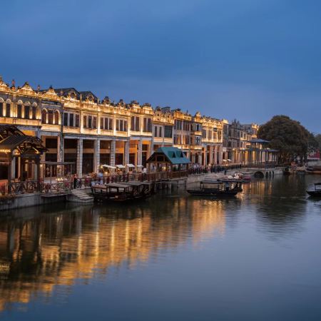 《醉美小城記憶》赤坎古鎮旅遊度假區 保證入住2025年開業~赤坎古鎮旅遊度假金墟酒店+新興悅天下生態度假區~悅天下溫泉酒店【堂煮鮑魚大蝦火焰魚宴】【金山黑金蒜燉烏雞湯+足料飄香黃鱔飯宴】新興純玩3天團