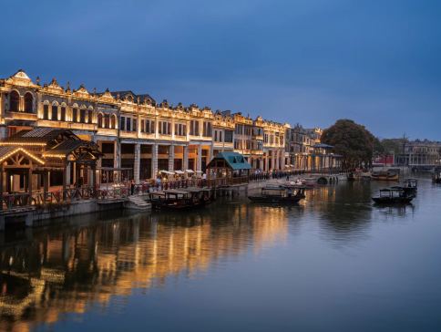 《醉美小城記憶》赤坎古鎮旅遊度假區 保證入住2025年開業~赤坎古鎮旅遊度假金墟酒店+新興悅天下生態度假區~悅天下溫泉酒店【堂煮鮑魚大蝦火焰魚宴】【金山黑金蒜燉烏雞湯+足料飄香黃鱔飯宴】新興純玩3天團