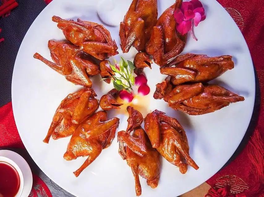 翅湯煲大花膠(位上) +紅燒琉璃石岐乳鴿宴