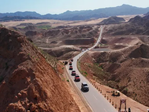 乘越野車赤谷穿越