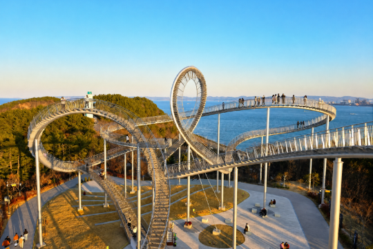 浦項+釜山6天周遊之旅 環湖公園Space Walk、「虎尾岬」迎日廣場、Blueline Park海岸列車、樂天世界Magic Forest、斜坡滑車Skyline Luge 、甘川洞文化村