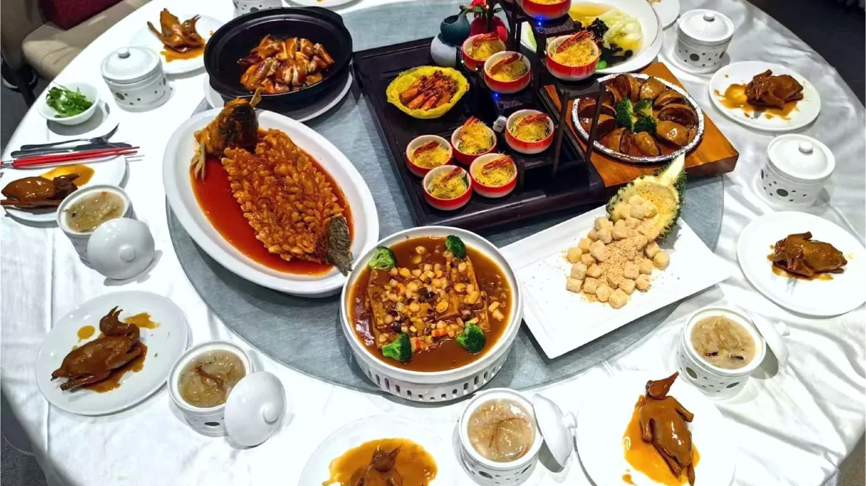 海皇魚翅羹(位上)+妙齡乳鴿乾坤鮑魚(位上)