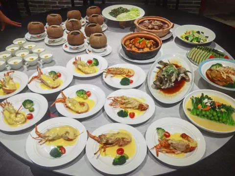 芝士焗小青龍半隻(位上)+鮮鮑魚蟹炆雞宴