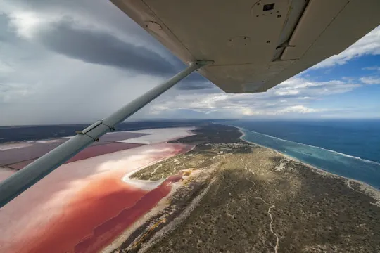 乘小型飛機高空俯瞰粉紅湖