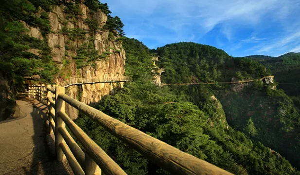 明月山青雲棧道
