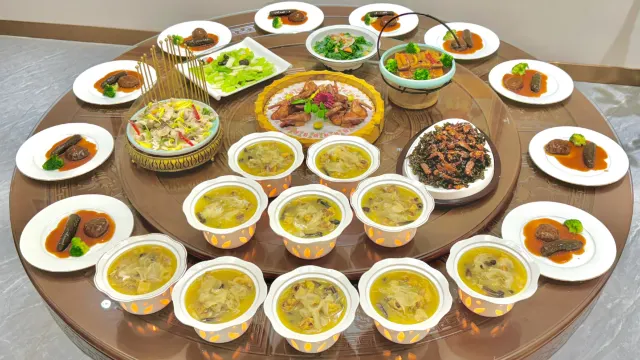 饕餮盛宴．66兩濃湯雞煲翅十花菇扣海參(位上)