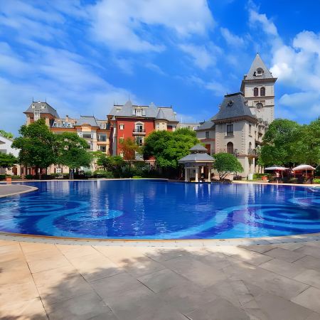 《保證出發+九龍湖公主酒店(500呎豪華客房)》歐陸風情度假小鎮「融創樂園」「融創國際大馬戲奇幻秘境」「清遠黃騰峽天門懸廊玻璃橋」【黑松露鮑魚燒鵝宴】【花膠水牛奶浸雞宴】廣州純玩2天團