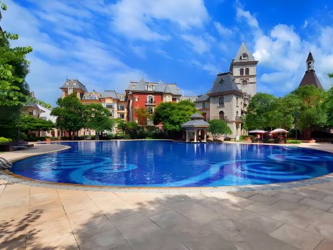 《保證出發+九龍湖公主酒店(500呎豪華客房)》歐陸風情度假小鎮「融創樂園」「融創國際大馬戲奇幻秘境」「清遠黃騰峽天門懸廊玻璃橋」【黑松露鮑魚燒鵝宴】【花膠水牛奶浸雞宴】廣州純玩2天團