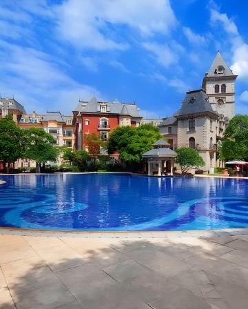 《保證出發+九龍湖公主酒店(500呎豪華客房)》歐陸風情度假小鎮「融創樂園」「融創國際大馬戲奇幻秘境」「清遠黃騰峽天門懸廊玻璃橋」【黑松露鮑魚燒鵝宴】【花膠水牛奶浸雞宴】廣州純玩2天團