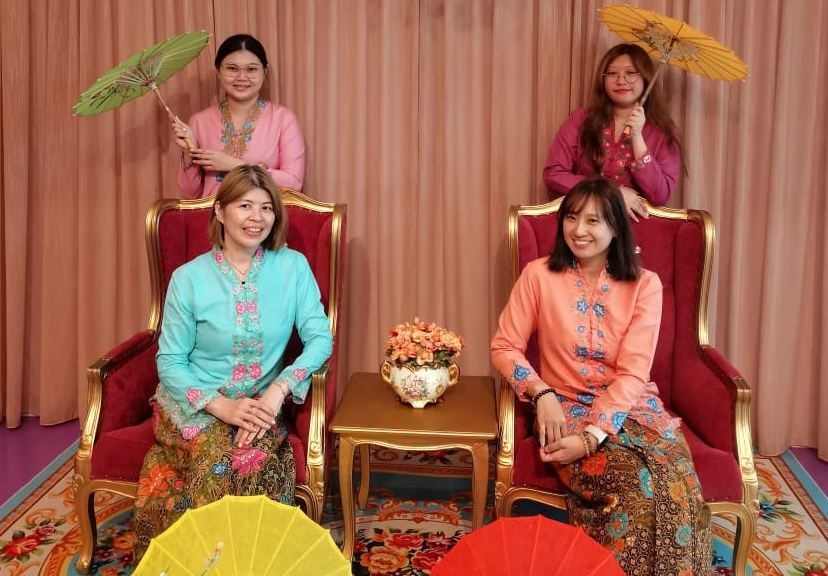 【特色體驗】穿上小娘惹服裝拍攝家庭合照，漫遊馬六甲古城