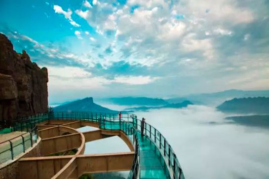 劍山絕頂之懸空玻璃觀景台