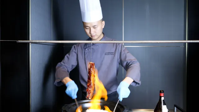 火焰蜜汁叉燒+鮑汁扣鵝掌燴鮑魚(位上)