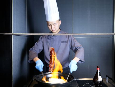 奢華美饌盛宴《國際品牌Le Méridien 酒店名廚現場製作～火焰蜜汁叉燒+鮑汁扣鵝掌燴鮑魚(位上)》保證入住中山國際品牌 Le Méridien 酒店(永安貴賓尊享辦理入住專櫃)中山美食純玩2天團