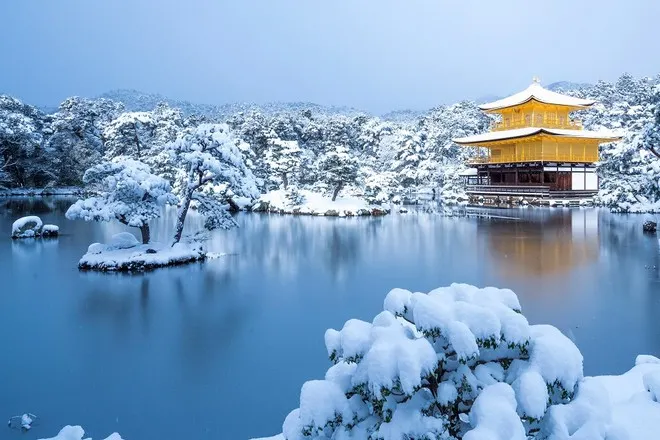 金閣寺的雪後金箔舍利殿 金閣寺的雪後金箔舍利殿