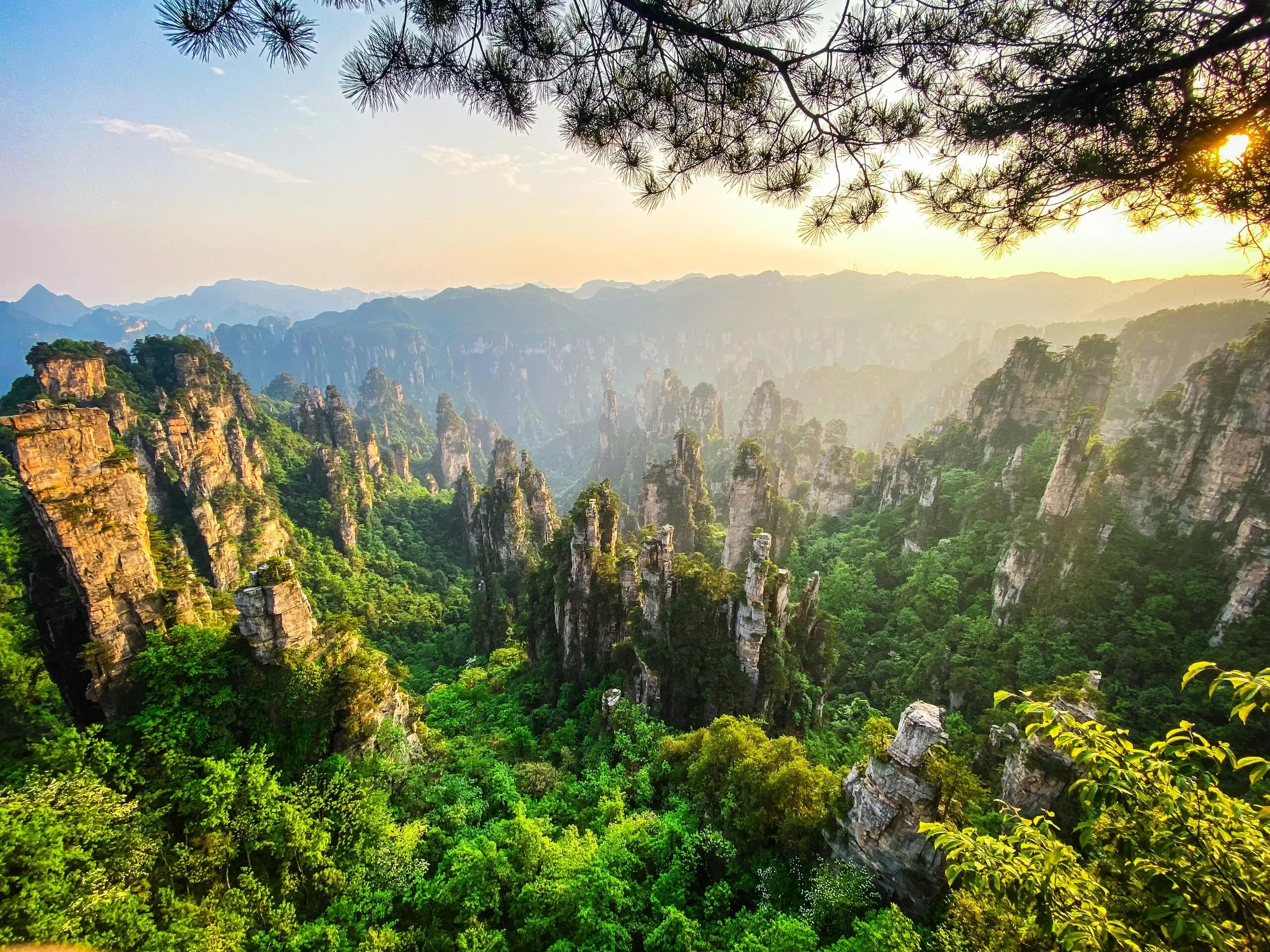 【4鑽】【西九直達張家界‧高鐵純玩5天團】張家界(天子山、袁家界、十里畫廊)、金鞭溪、芙蓉鎮、 鳳凰古城(苗服體驗) 【4鑽】【西九直達張家界‧高鐵純玩5天團】張家界(天子山、袁家界、十里畫廊)、金鞭溪、芙蓉鎮、 鳳凰古城(苗服體驗)