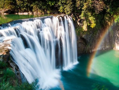 高雄台中台北超值5天團 瑞豐夜市、鹿港老街、桂花巷藝術村、高美濕地、台中歌劇院、幾米月亮公車、十分瀑布、十分老街放天燈  *再減$160 憑指定中銀咭推廣碼 《BOC160A2》