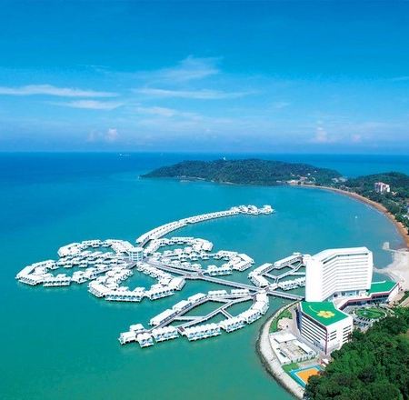 【4鑽】吉隆坡+吉膽島 度假美食5天團   【 保證入住大紅花豪華海上度假村Premium Pool Villa (Sea View)、「世界文化遺產」馬六甲古城 娘惹服裝漫遊古城體驗】