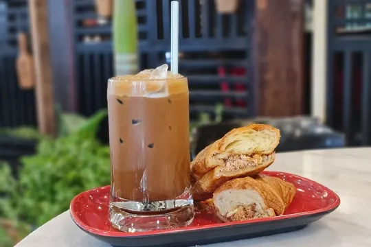 源昌隆咖啡店(百年郵局改建)~品嚐特色牛角包 + 海南咖啡