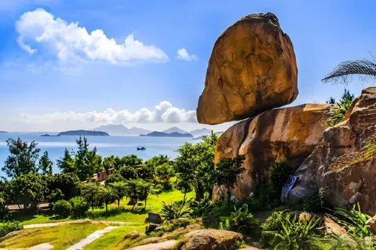 東山風動石景區