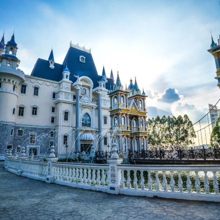 《東莞龍鳳山莊》(冰雪王國+網紅玻璃橋)連續2晚保證入住國際品牌旗下~三水希爾頓歡朋酒店+順德智選假日酒店佛山首家龍舟主題餐廳【非遺美食雞煲蟹宴】【喜庭海鮮自助餐】 東莞佛山純玩3天團