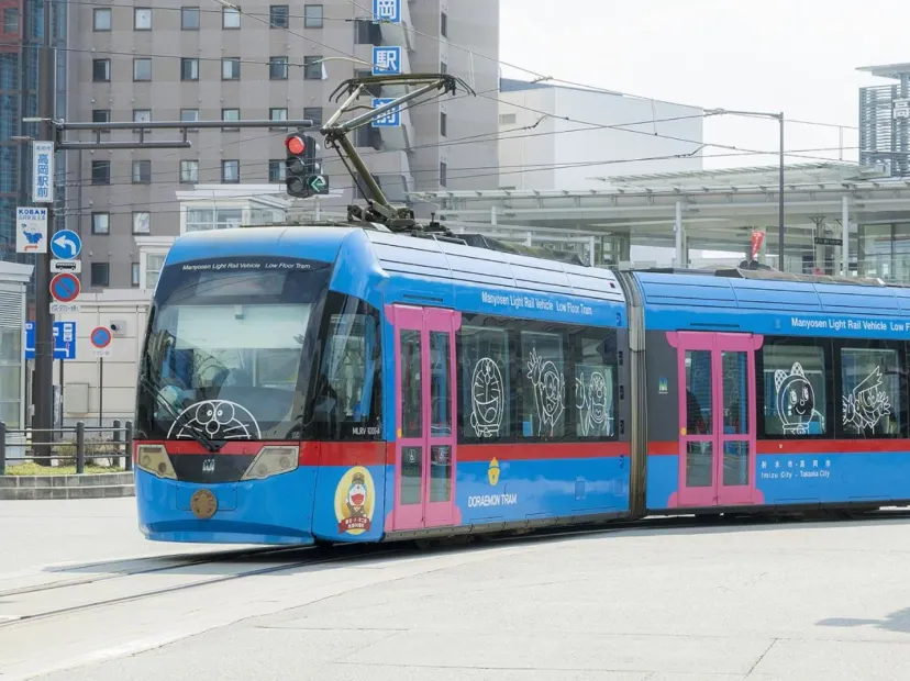 乘坐多啦A夢彩繪電車